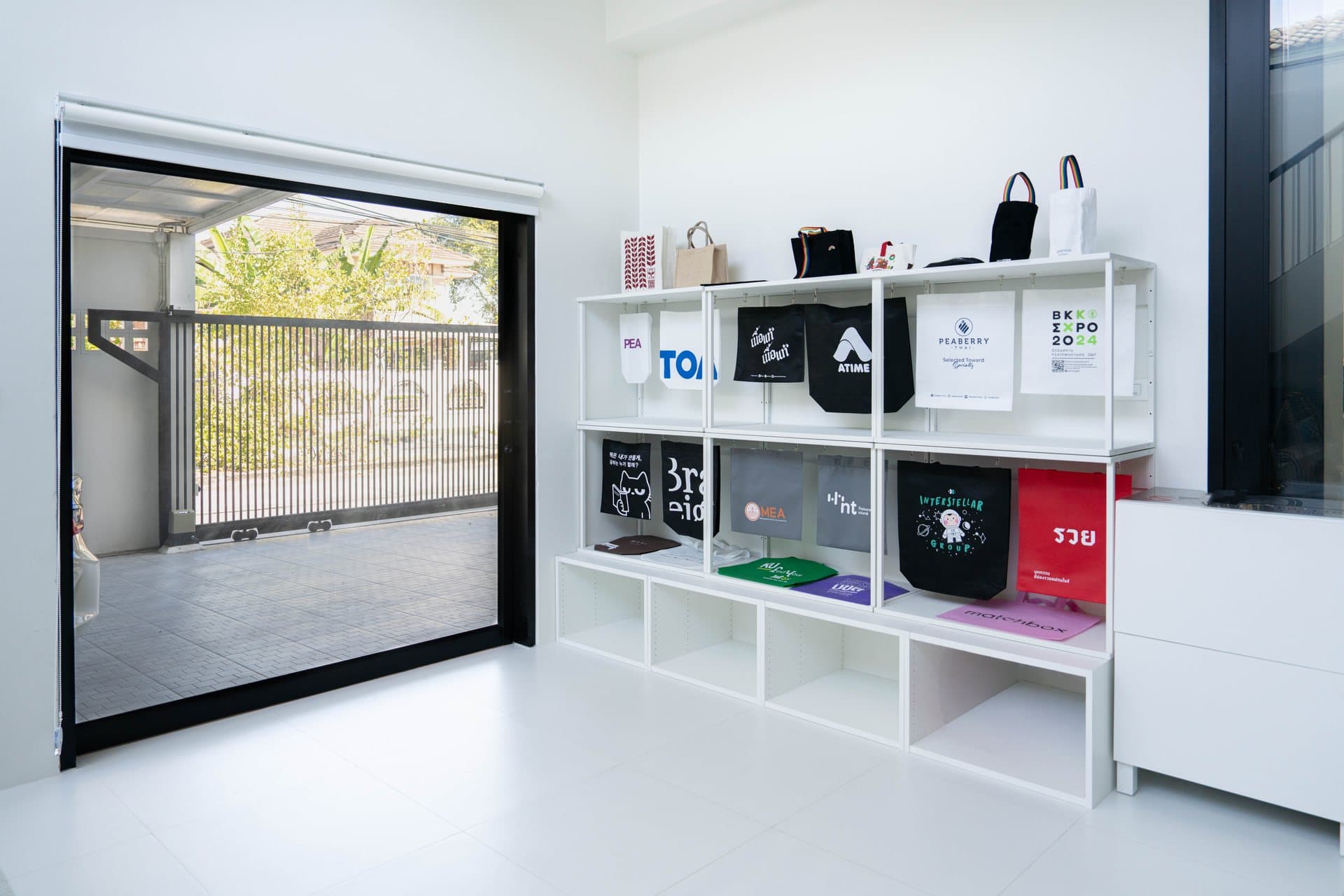 หน้าร้านและพื้นที่แสดงสินค้าตัวอย่าง NOOSOL